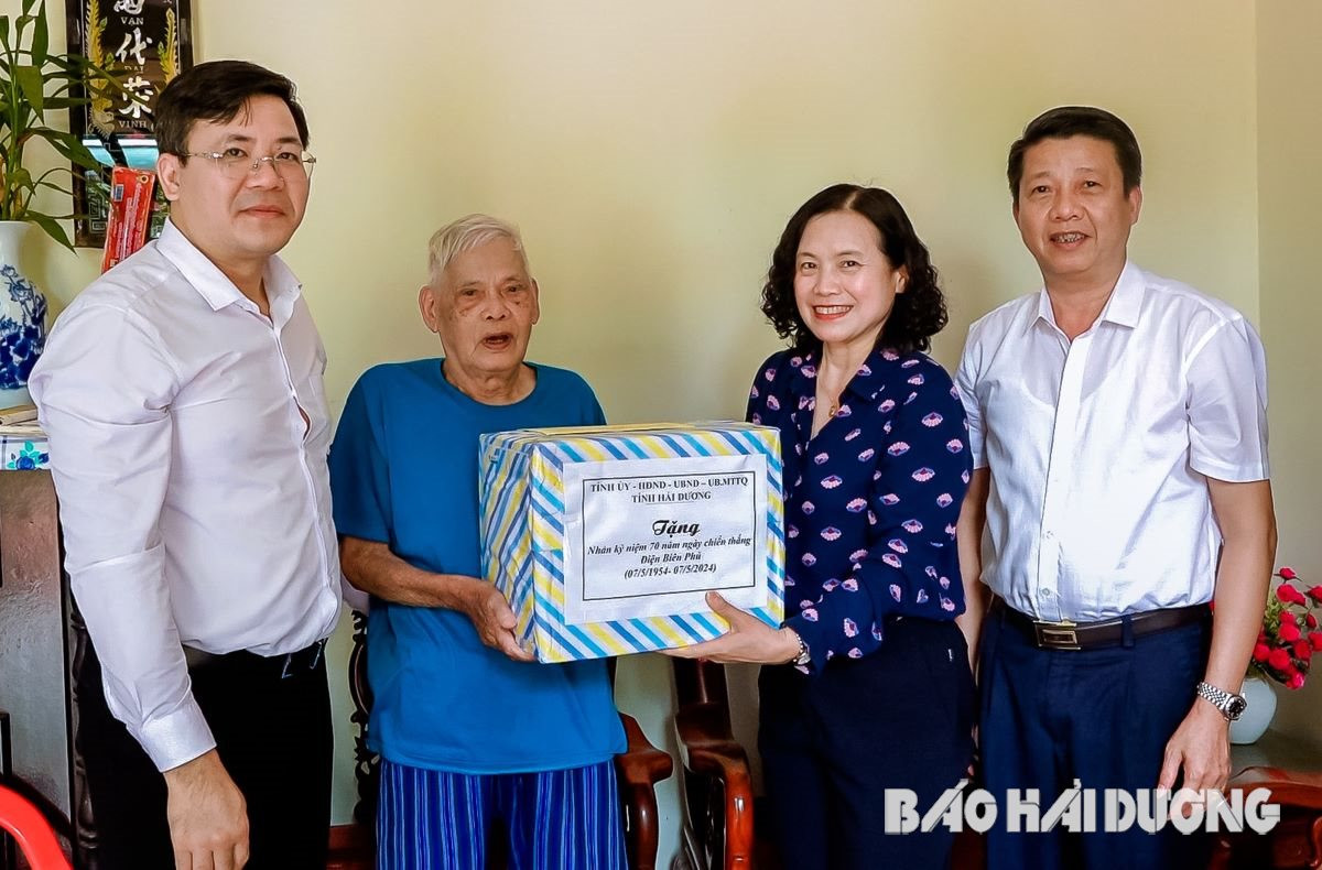 Comrade Nguyen Thi Ngoc Bich, Vice Chairman of the Provincial People's Council, presented gifts to War invalid Nguyen Van Co, born in 1936 in Thanh Lap Commune, Gia Luong Commune.jpg