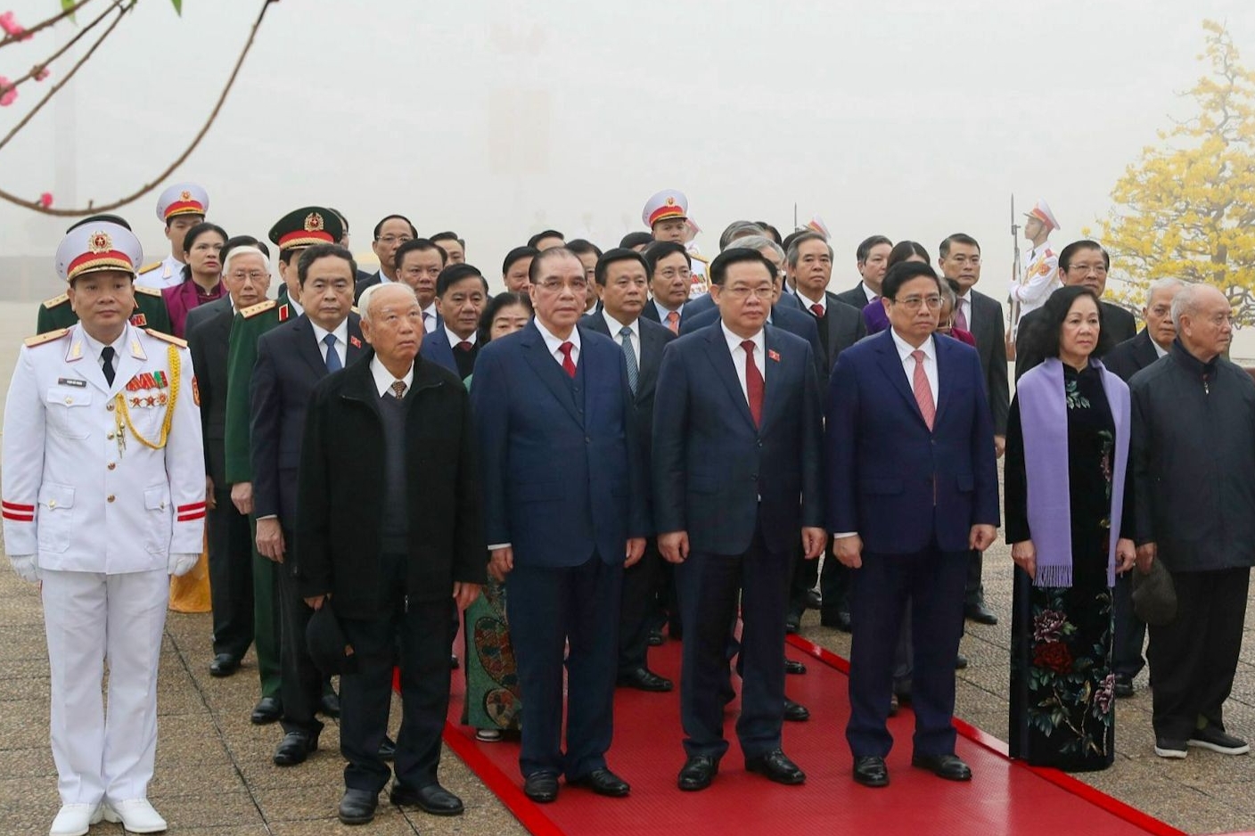 Los líderes del Partido y del Estado depositan coronas florales y visitan el mausoleo del presidente Ho Chi Minh