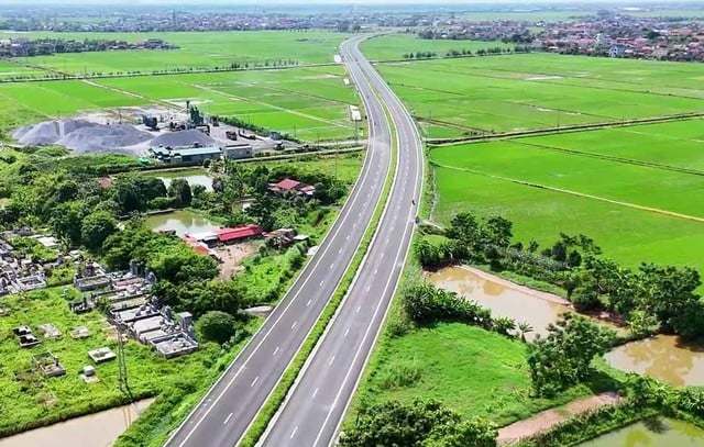 The development axis connects the Nam Dinh province's marine economic zone with the Cau Gie - Ninh Binh expressway with a total length of about 46km.