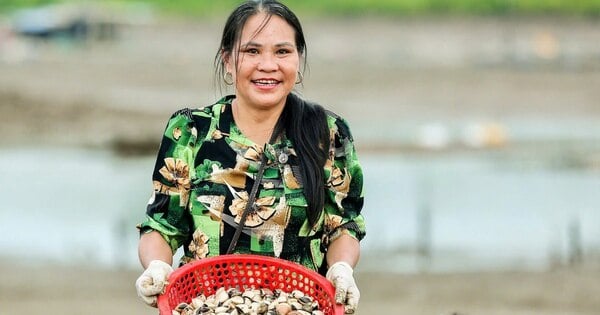 L'agriculteur vietnamien le plus remarquable en 2024, avec le revenu le plus élevé, est une milliardaire éleveuse de palourdes de Thanh Hoa.