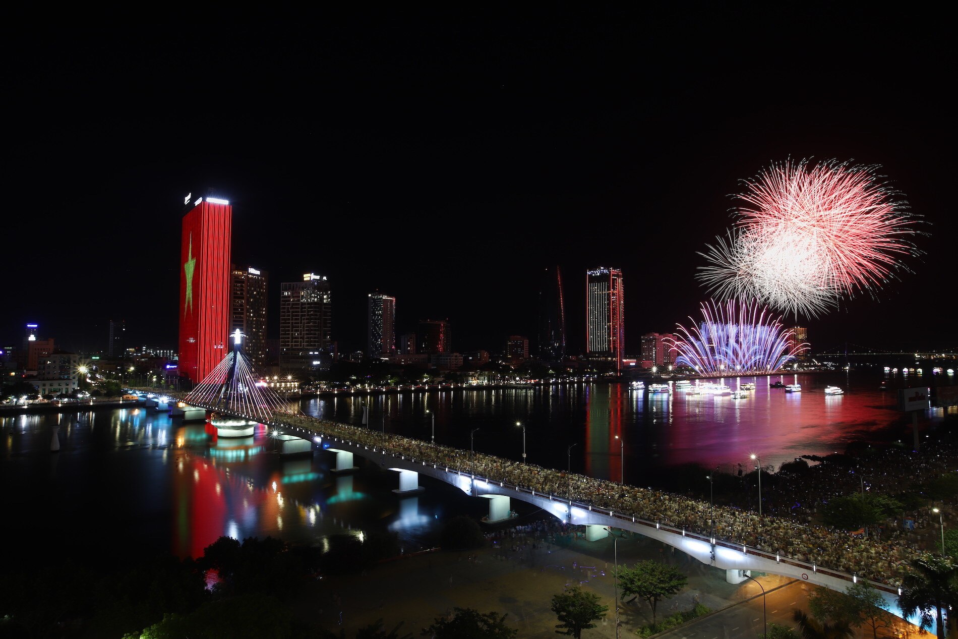 Les chambres d'hôtel sont « en feu », les clients ont du mal à trouver un endroit pour regarder le feu d'artifice final à Da Nang