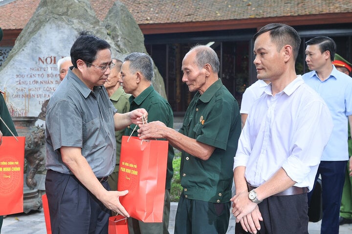 Le Premier ministre a offert des cadeaux aux personnes ayant contribué à la révolution et aux proches des martyrs du district de Dai Tu, à Thai Nguyen. (Photo: VGP)