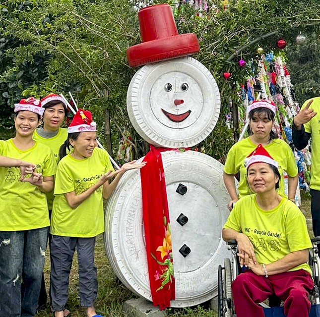Árbol de Navidad único de 8 metros de altura hecho con paquetes de fideos instantáneos y bolsas de plástico foto 3