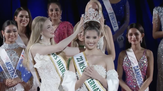 Venezuelan beauty at the moment of coronation