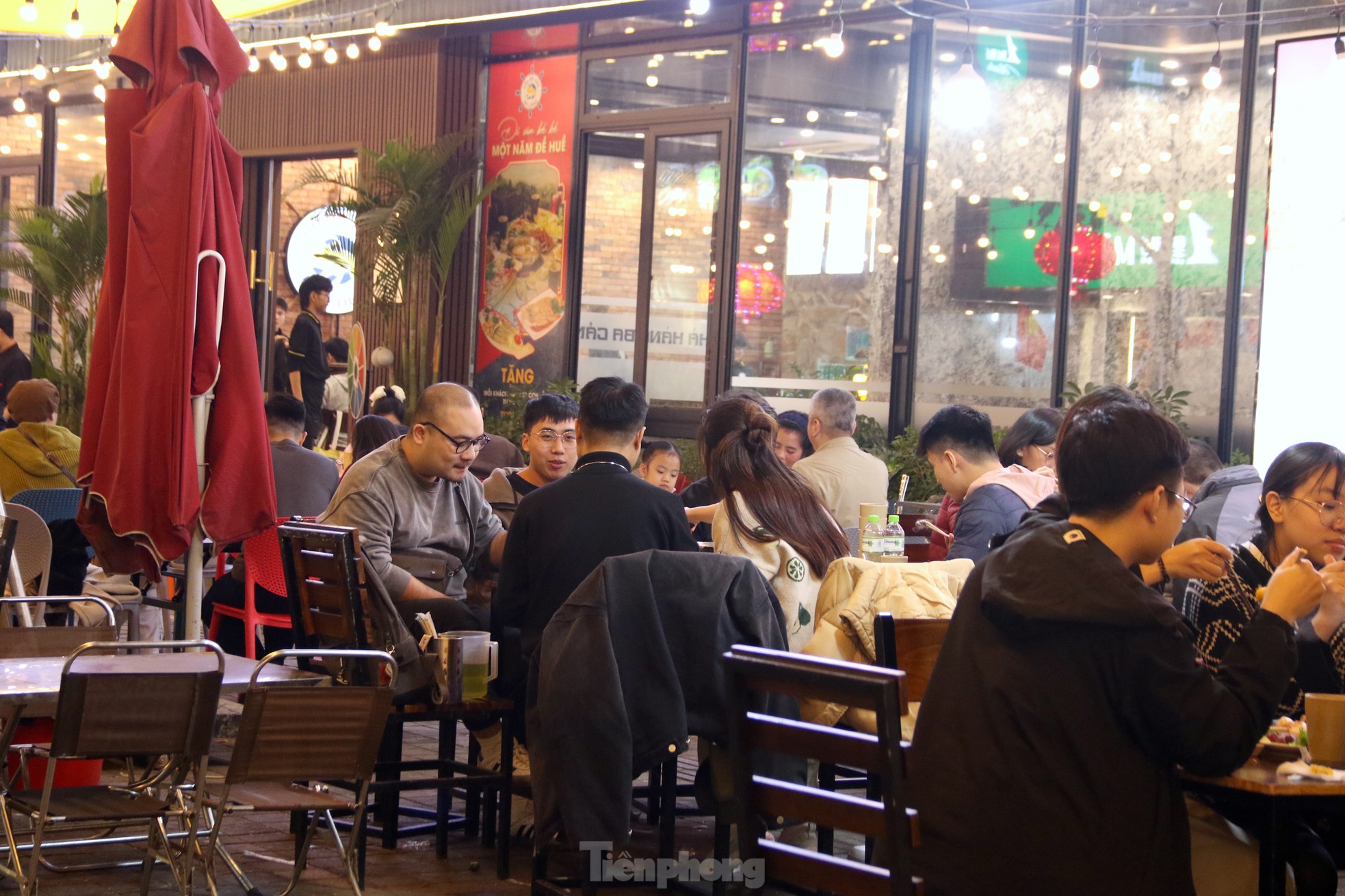 Chaos in der neu eröffneten Food Street in Hanoi Foto 3