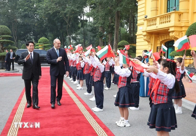 Hanoi children welcome Bulgarian President Rumen Radev and his wife on their official visit to Vietnam. (Photo: Lam Khanh/VNA)