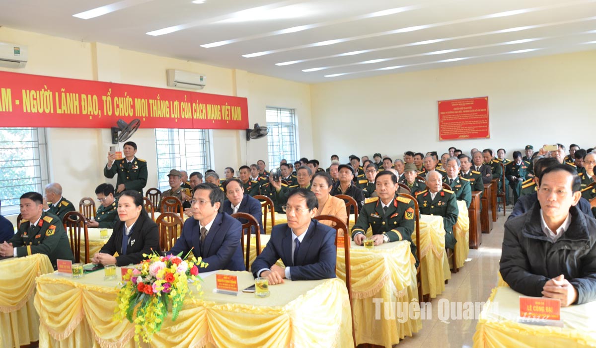 La ciudad de Tuyen Quang se reúne con oficiales militares retirados y retirados