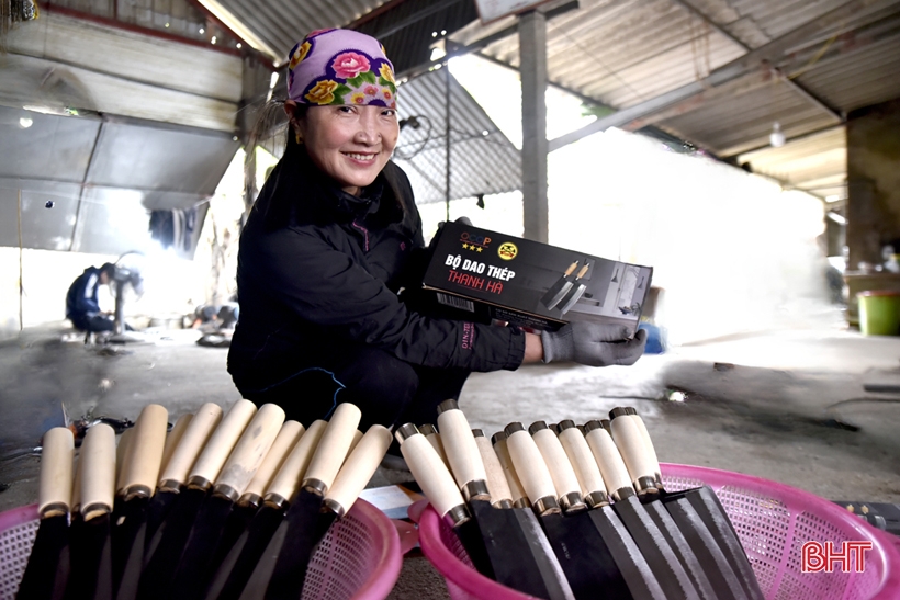 Trung Luong blacksmith village resounds with the sound of hammers