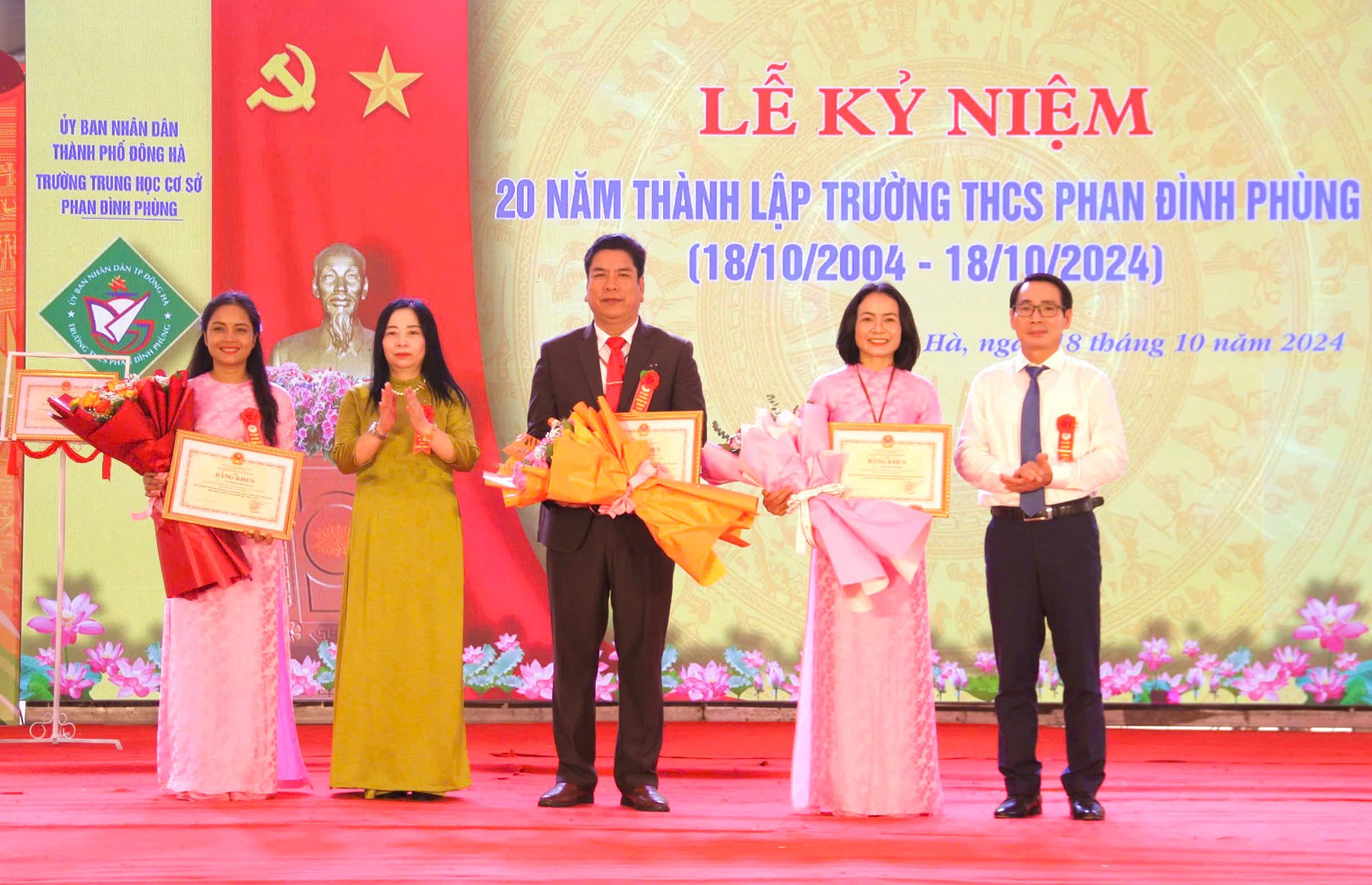 Celebrando los 20 años de la fundación de la escuela secundaria Phan Dinh Phung