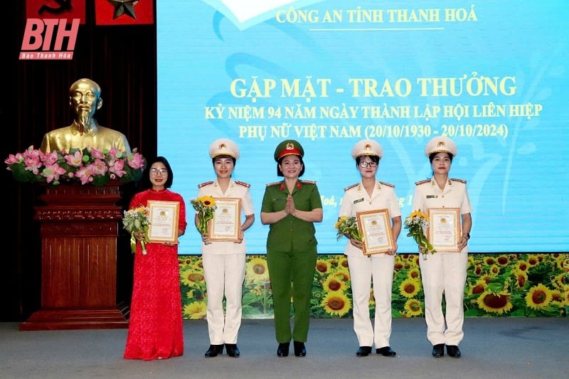 Preisverleihung im Wettbewerb „Hervorragende Basiskader der Frauengewerkschaft“ der Polizei von Thanh Hoa