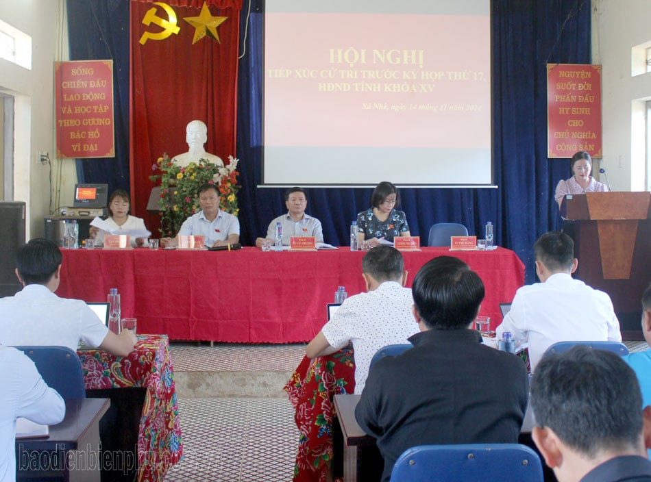 Chairman of the Provincial People's Council Lo Van Phuong meets voters of Tua Chua district