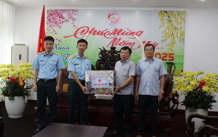 Military units visit and wish the Provincial People's Committee a Happy New Year