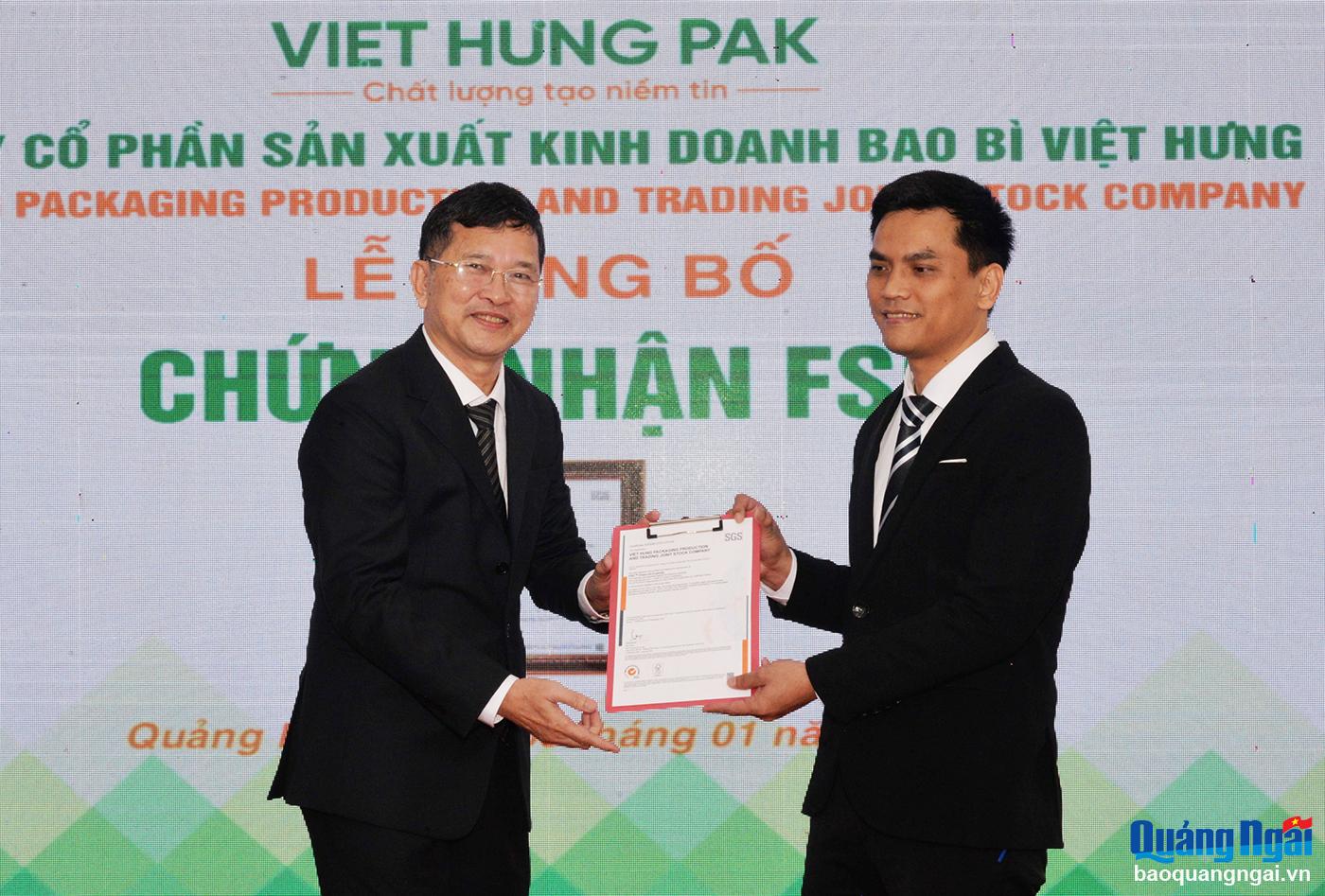 Leaders of Viet Hung Packaging Production and Trading Joint Stock Company announced the FSC certificate issued by the Global Forest Stewardship Council.