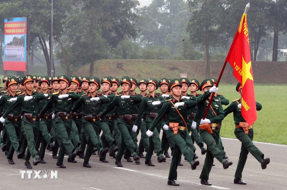 Las fuerzas del ejército participan en el entrenamiento para preparar el desfile para celebrar el 70 aniversario de la Victoria de Dien Bien Phu. (Foto: Trong Duc/VNA)