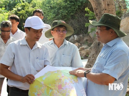 Provincial People's Committee leaders inspect projects in Vinh Hai commune