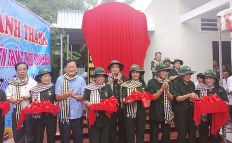 Les délégués coupent le ruban pour inaugurer le monument commémoratif de l'école militaire provinciale de Vinh Long