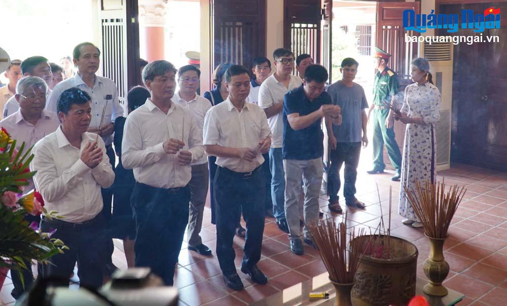 Die Leiter der Ausschüsse für innere Angelegenheiten der Provinz- und Stadtparteikomitees unter Emulation Cluster Nr. III haben dem verstorbenen Premierminister Pham Van Dong Weihrauch dargebracht.  