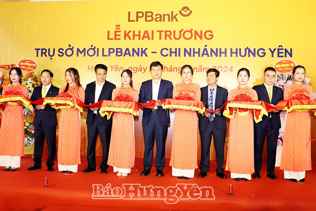 Comrade Tran Quoc Toan, Standing Deputy Secretary of the Provincial Party Committee, Chairman of the Provincial People's Council and delegates cut the ribbon to inaugurate the new headquarters of Loc Phat Vietnam Commercial Joint Stock Bank - Hung Yen Branch.