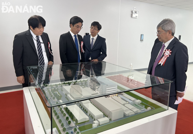 Le vice-président du Comité populaire de la ville, Tran Chi Cuong (2e à partir de la gauche), visite la maquette du bâtiment G de Murata Manufacturing Vietnam Co., Ltd. Photo : M.Q
