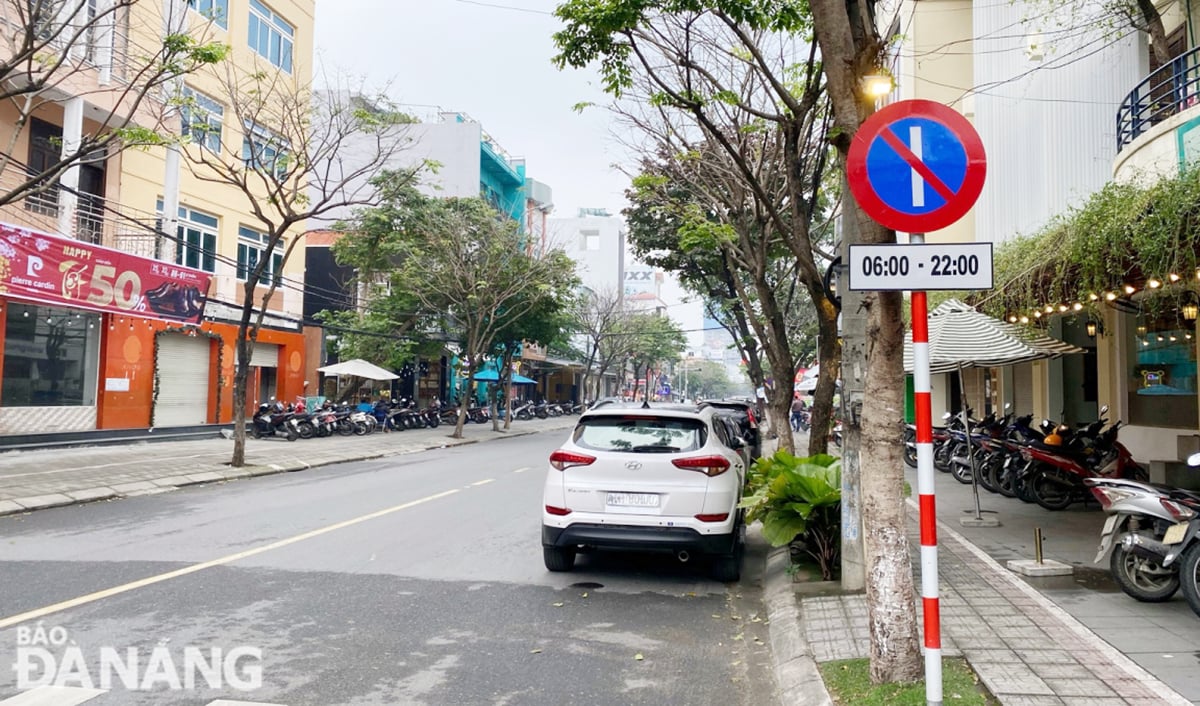 Está prohibido estacionar los días pares e impares en la calle Doan Khue, desde el 2 de septiembre hasta Nai Nam.