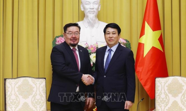 El presidente Luong Cuong recibe al jefe de la oficina del presidente de Mongolia