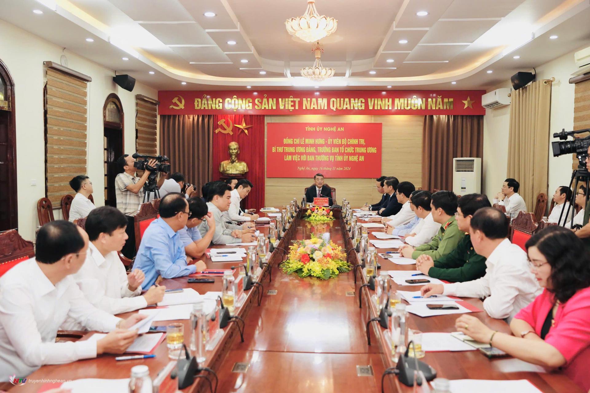 Comrade Le Minh Hung - Head of the Central Organizing Committee worked with the Standing Committee of Nghe An Provincial Party Committee