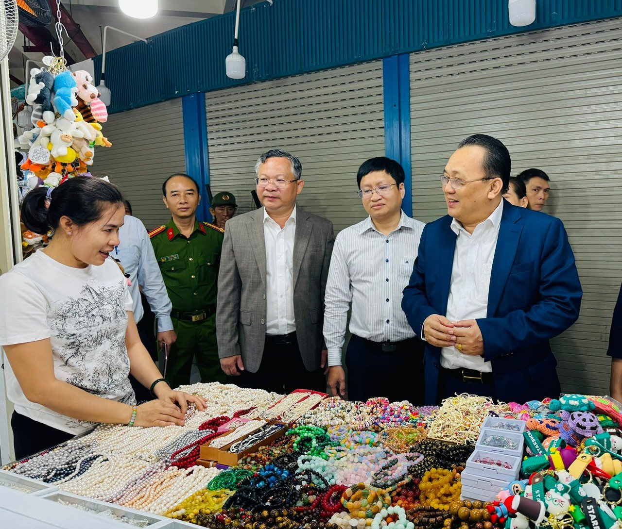 M. Le Huu Hoang a rendu visite aux commerçants du marché de Dam et leur a souhaité une bonne année.