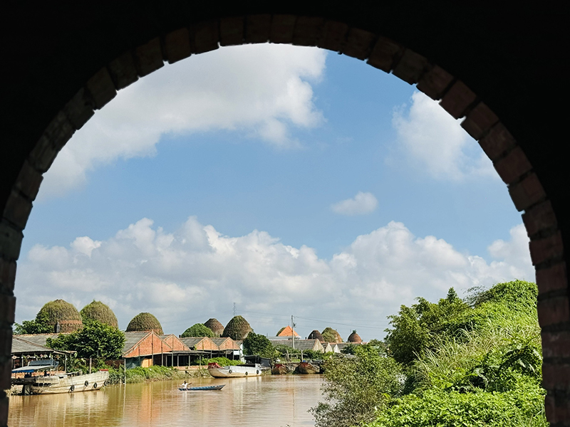 Làng gạch, gốm thuộc huyện Mang Thít, Vĩnh Long.