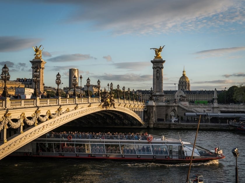 Cây cầu nổi tiếng nhất Paris là Le Pont Alexandre III, kết nối cung điện Place des Invalides và Champs-Elysees với nhiều chi tiết cầu kỳ, đẹp mắt. Cây cầu được xây năm 1900, như một bảo tàng ngoài trời với nhiều tác phẩm điêu khắc bằng vàng và đồng. Ảnh NYT