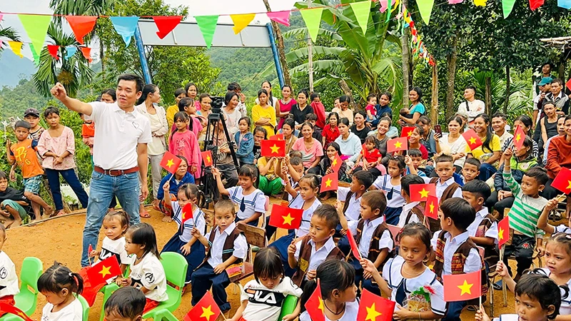 Journey to build schools that "touch the clouds"