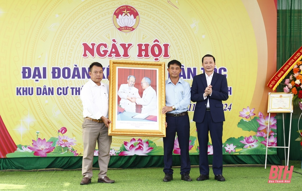 Le président du Comité populaire provincial, Do Minh Tuan, a assisté à la Journée de la Grande Unité nationale dans la zone résidentielle 5 de la commune de Can Khe