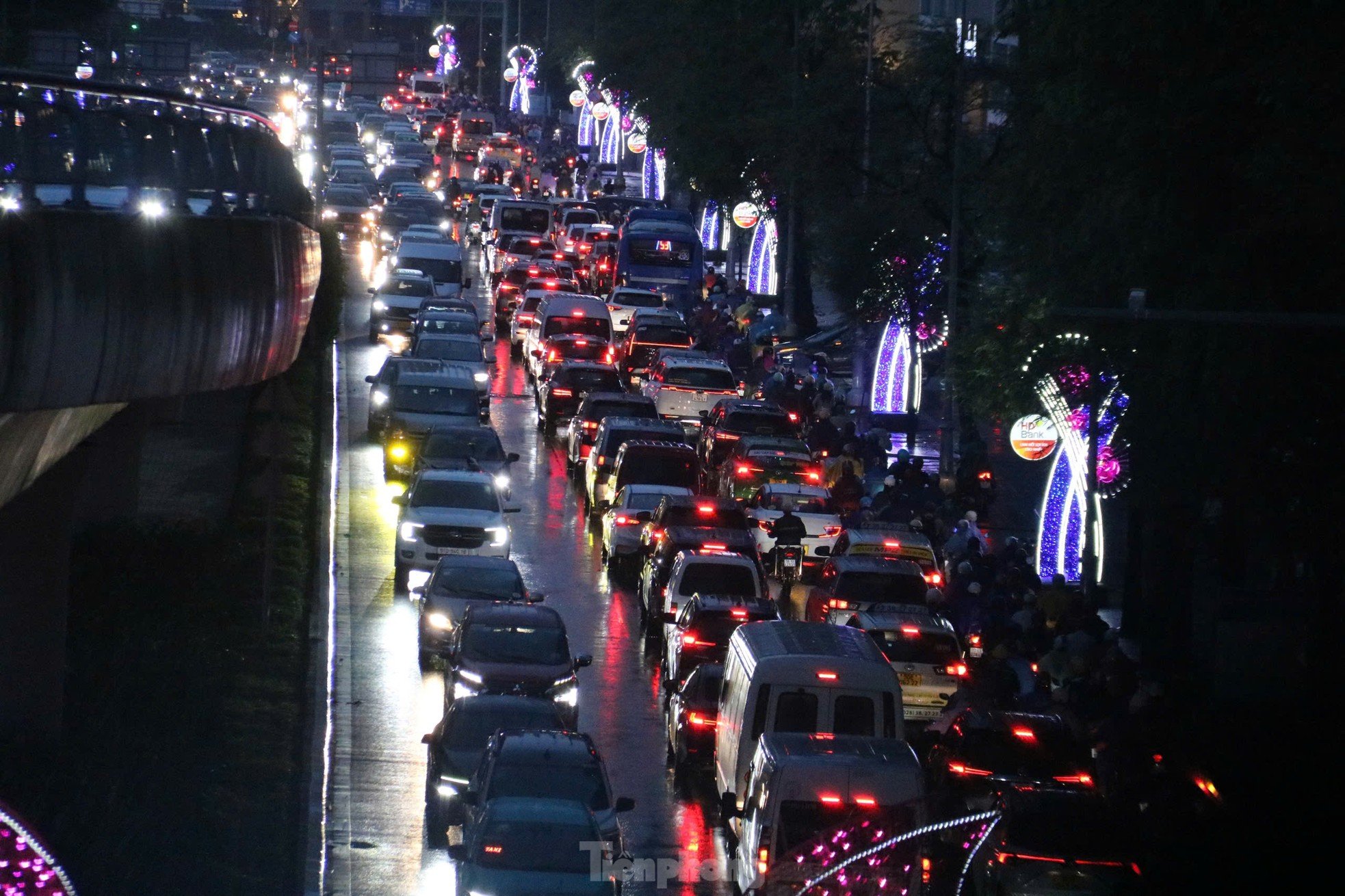 Embouteillages et routes inondées à Ho Chi Minh-Ville après des pluies inhabituelles combinées à une marée haute le 15e jour du 12e mois lunaire, photo 13