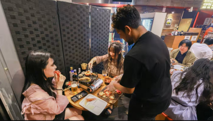 東京・渋谷にあるシーフード＆グリルビュッフェレストラン「玉手箱」では、日本人と観光客で料金が異なっている。写真：藤沢卓也／日経アジア