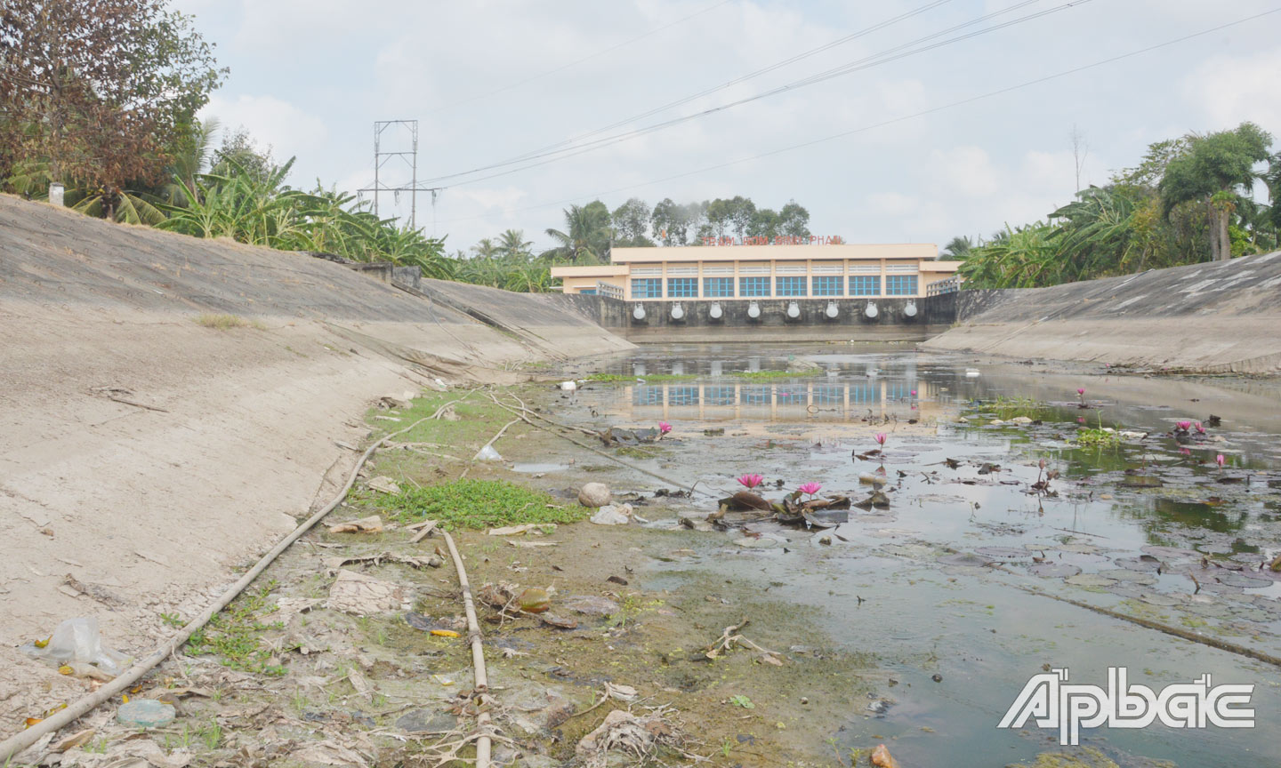 คลอง Tham Thu ที่ผ่านตำบล Binh Phan อำเภอ Cho Gao จังหวัด Tien Giang กำลังประสบปัญหาขาดแคลนน้ำ