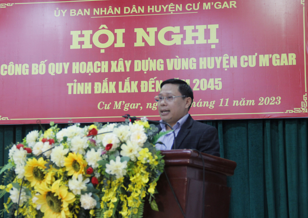 M. Vu Hong Nhat, président du Comité populaire du district de Cu Mgar, a pris la parole lors de la conférence d'annonce.