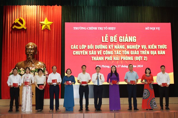 Bế giảng các lớp bồi dưỡng kỹ năng, nghiệp vụ, kiến thức chuyên sâu về công tác tôn giáo trên địa bàn thành phố năm 2024 (đợt 2)