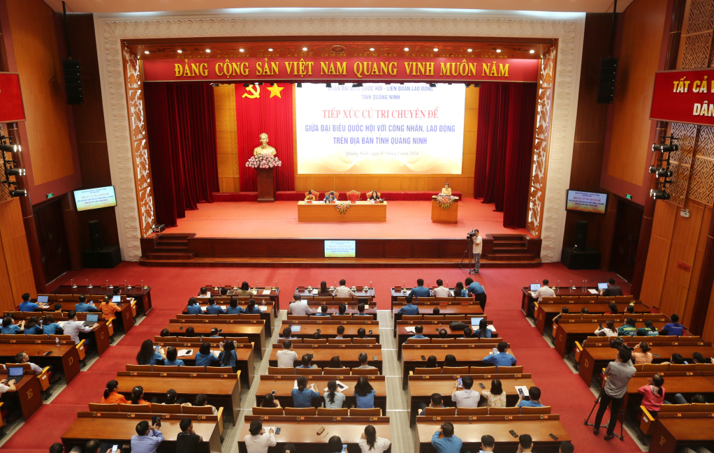 Die Delegation der Nationalversammlung der Provinz organisierte in Abstimmung mit dem Arbeiterverband der Provinz ein thematisches Treffen zwischen Abgeordneten der Nationalversammlung und Arbeitern und Werktätigen in der Provinz Quang Ninh.