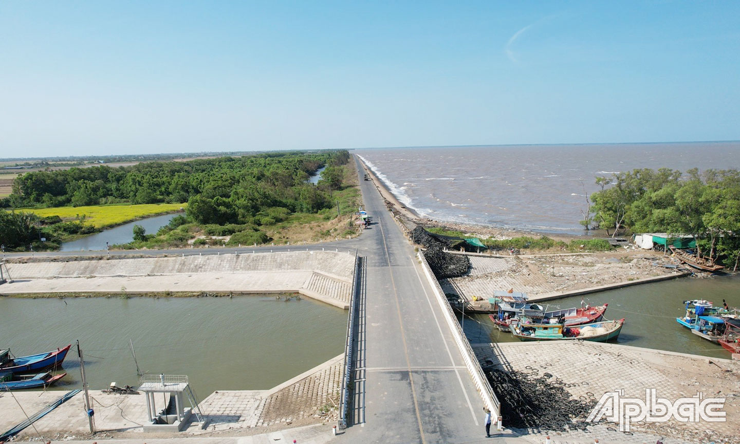 The Go Cong sea dike is 21 km long, running along the coast from Tan Thanh commune to Vam Lang town, Go Cong district. Photo: M. THANH