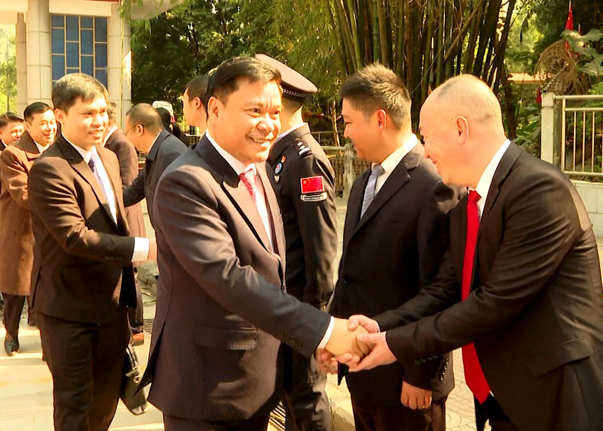 Permanent Vice Chairman of Ha Giang Provincial People's Committee Hoang Gia Long visited and worked in Van Son district (China).