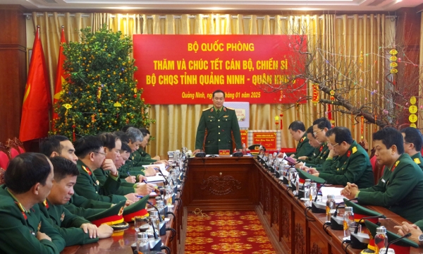 El viceministro de Defensa Nacional visita y desea el Tet a los oficiales y soldados del Comando Militar Provincial de Quang Ninh