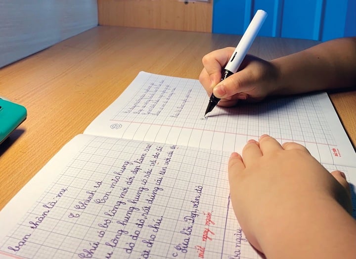 De nombreux enfants sont obligés par leurs parents et grands-parents de pratiquer la calligraphie jusqu'à 23h-12h. (Illustration)