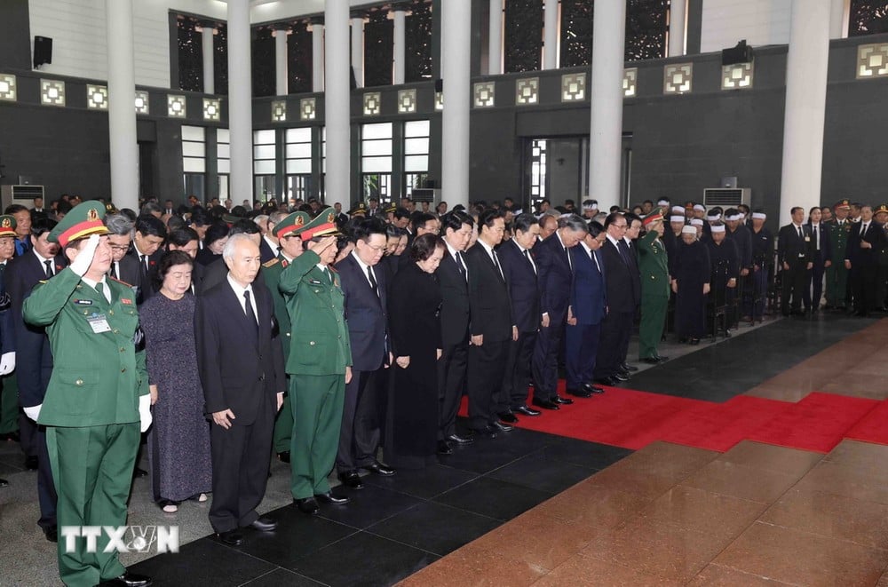 La delegación del Comité Ejecutivo Central del Partido Comunista de Vietnam encabezada por el camarada To Lam, miembro del Politburó y Presidente, rindió homenaje al Secretario General Nguyen Phu Trong. (Foto: VNA)