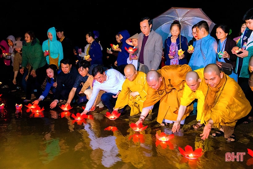 Thả đèn hoa đăng trên sông Ngàn Phố