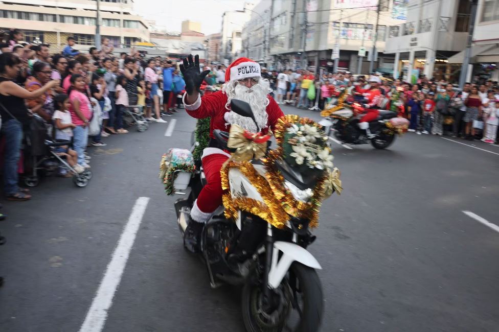 L'image du Père Noël répand la joie dans le monde entier