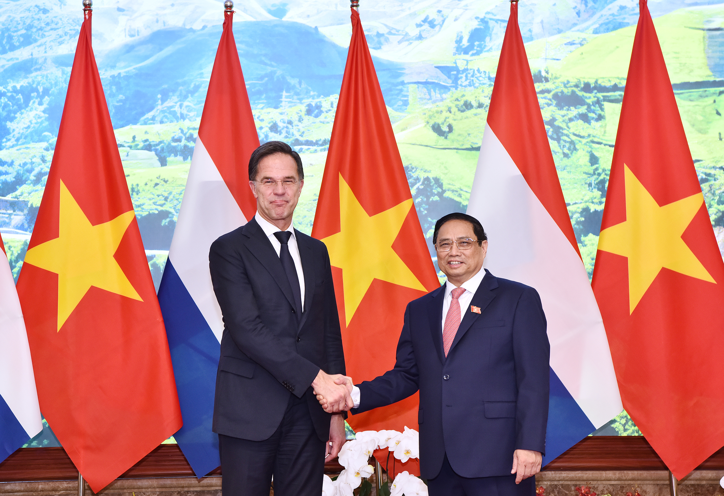Les Premiers ministres du Vietnam et des Pays-Bas parcourent les rues d'Hanoï à vélo.