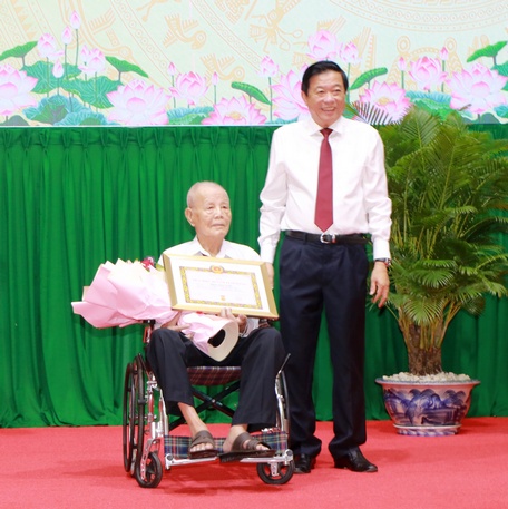 Provincial Party Secretary Bui Van Nghiem awarded the 80-year Party badge to party member Dang Nam Tuan.