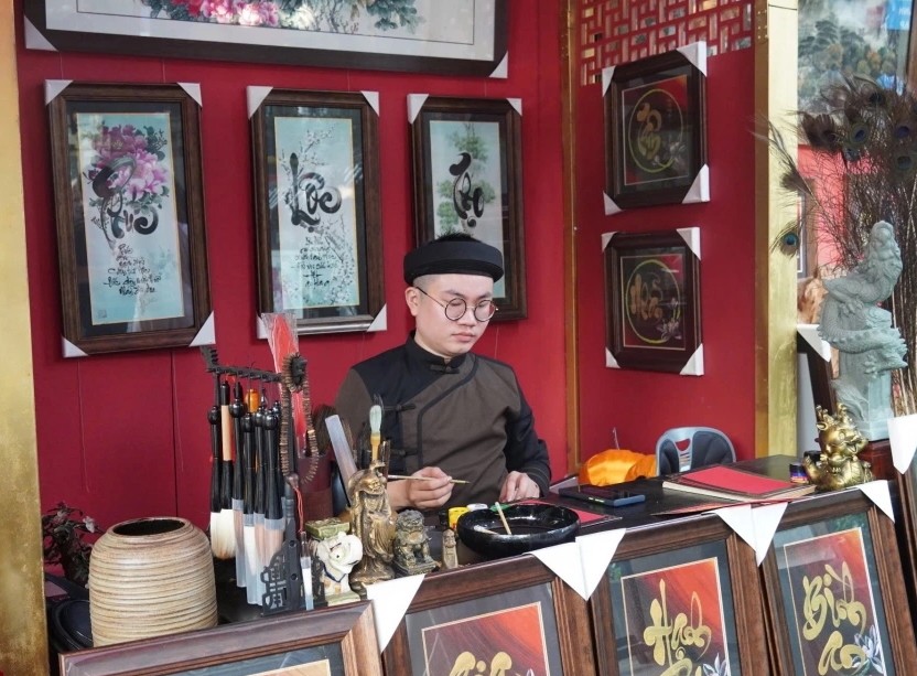 Junge Leute strömen in die Ong Do Straßen und Mai Vang Straßen in Ho Chi Minh Stadt, um Tet-Fotos zu machen. Foto 6