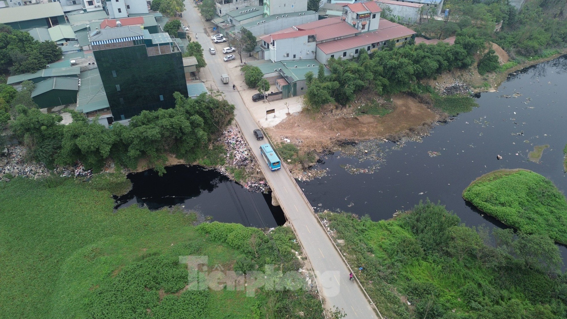 ហាណូយ៖ ទិដ្ឋភាព​បិទ​ជិត​នៃ​ទឹក​សំណល់​ខ្មៅ​ហូរ​ចូល​ទន្លេ​ថ្ងៃ រូបថត ៣