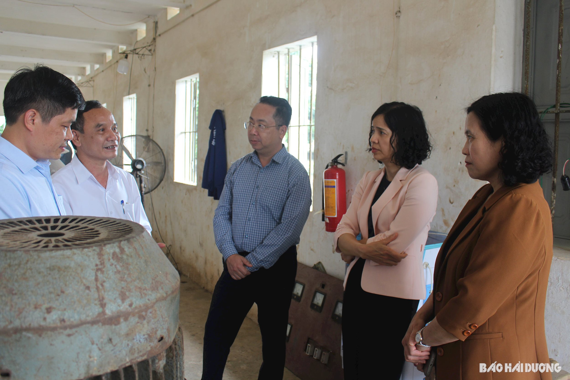 Comrade Nguyen Thi Ngoc Bich, Member of the Provincial Party Standing Committee, Permanent Vice Chairman of the Provincial People's Council, and the inspection delegation at the pumping station of Thai Duong commune