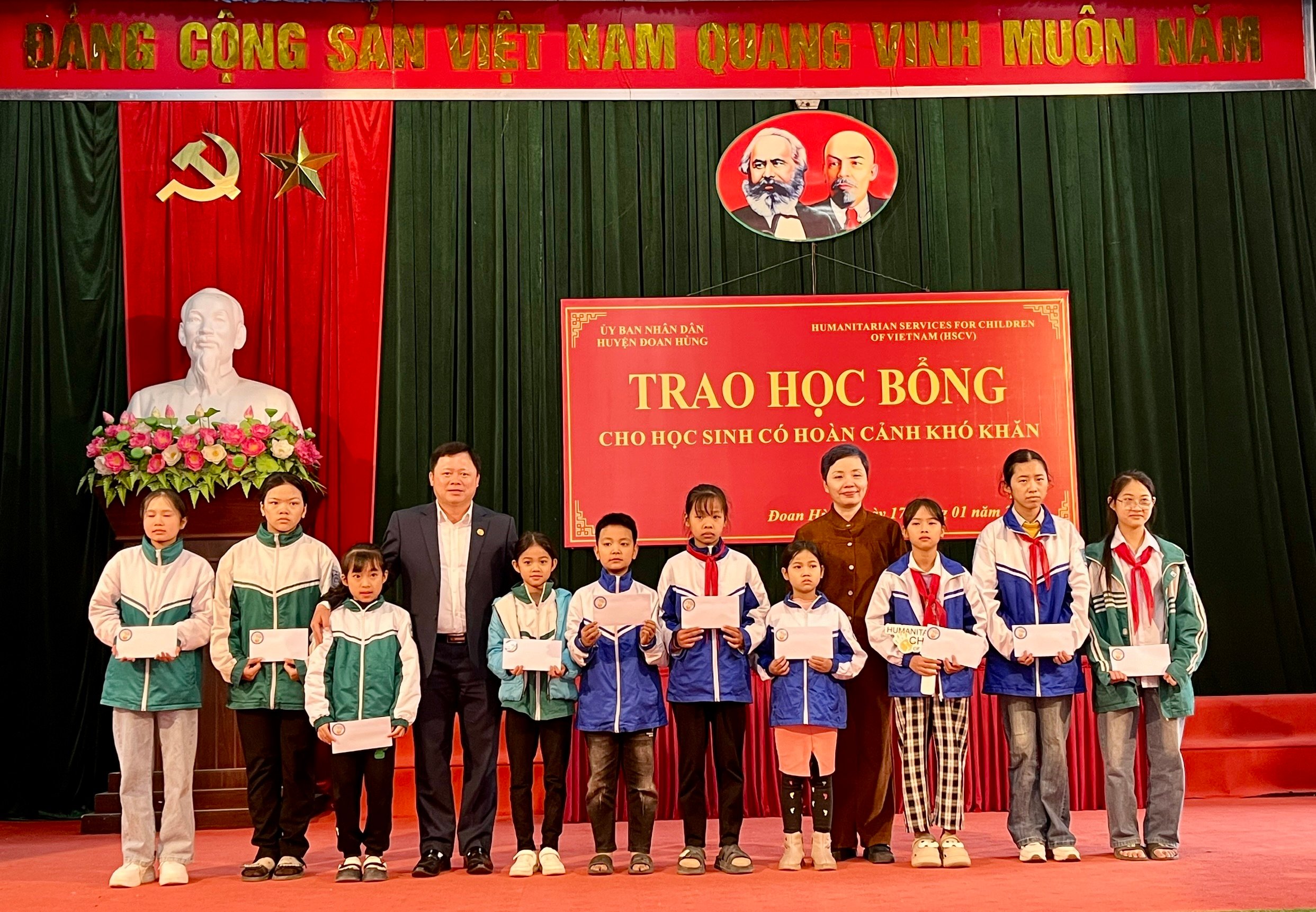 Trao tặng học bổng cho học sinh có hoàn cảnh khó khăn huyện Đoan Hùng